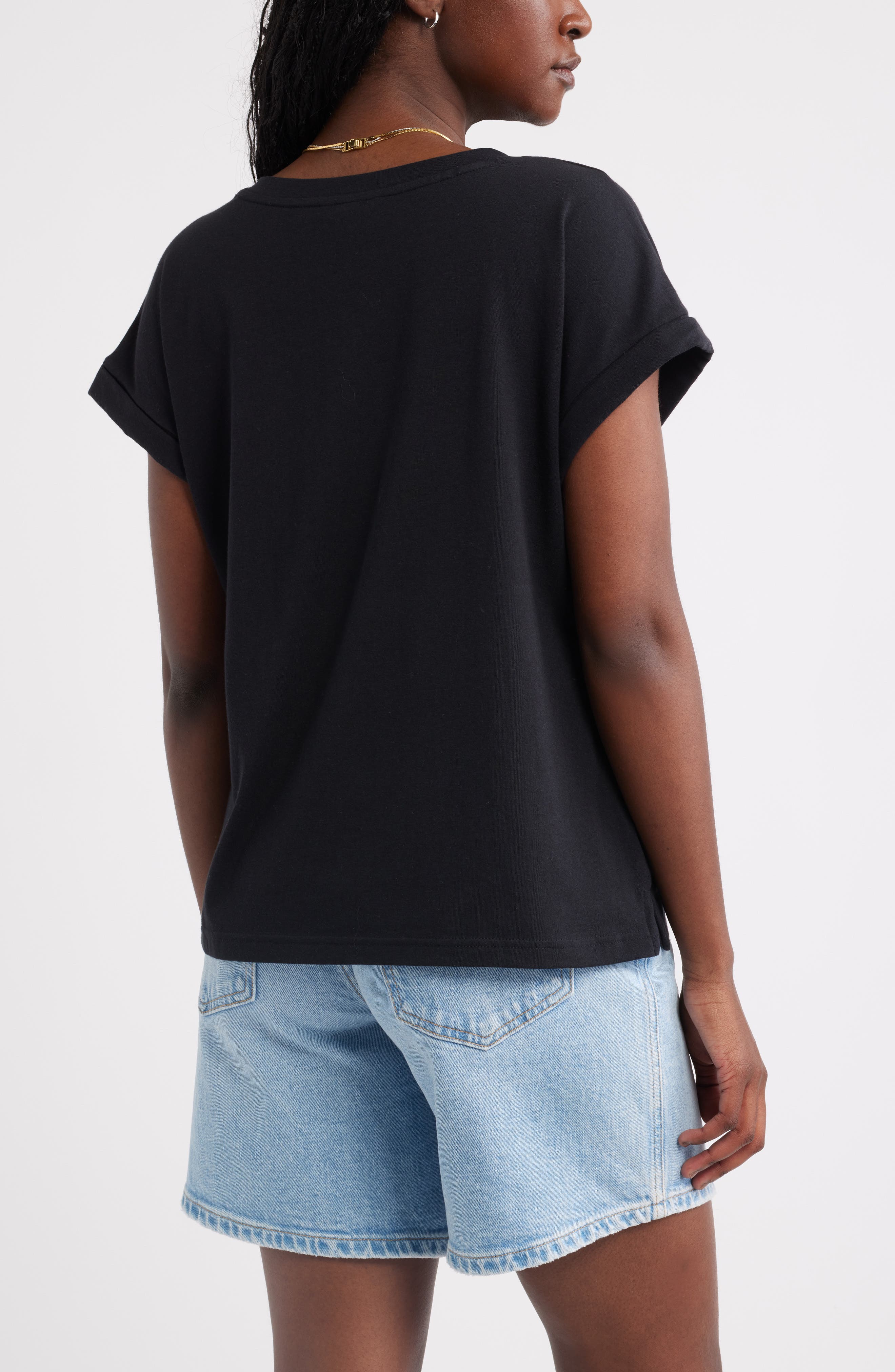 Женские Caslon® Roll Cuff V-Neck T-Shirt — фото 3