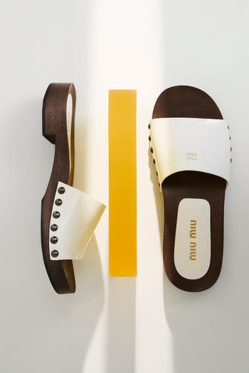 サンダル・ミュール Miu Miu White Leather Clogs Miu Miu Patent leather clogs for Women - White in UAE