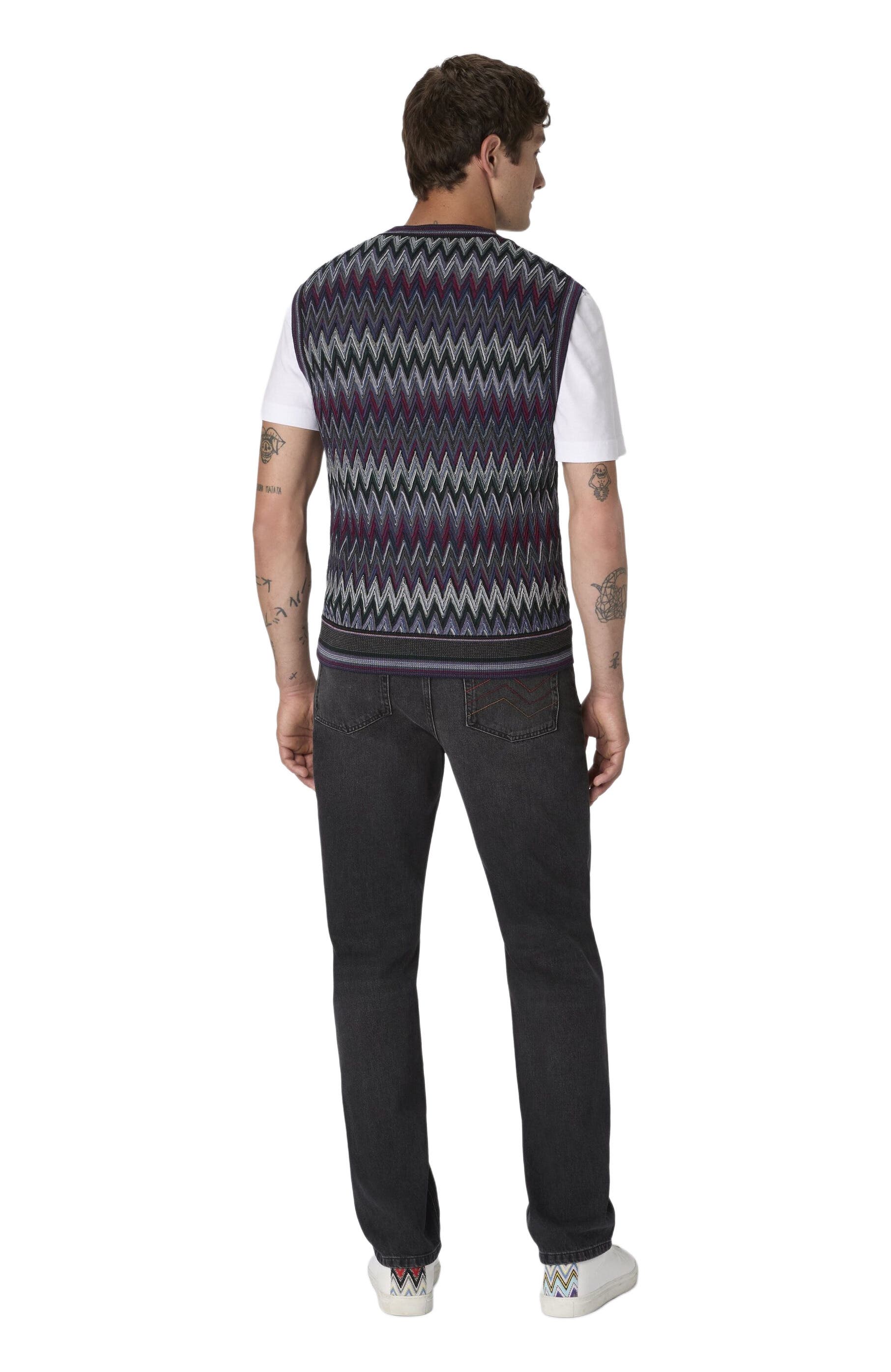 V-neck Vest With Zigzag Pattern - image 2