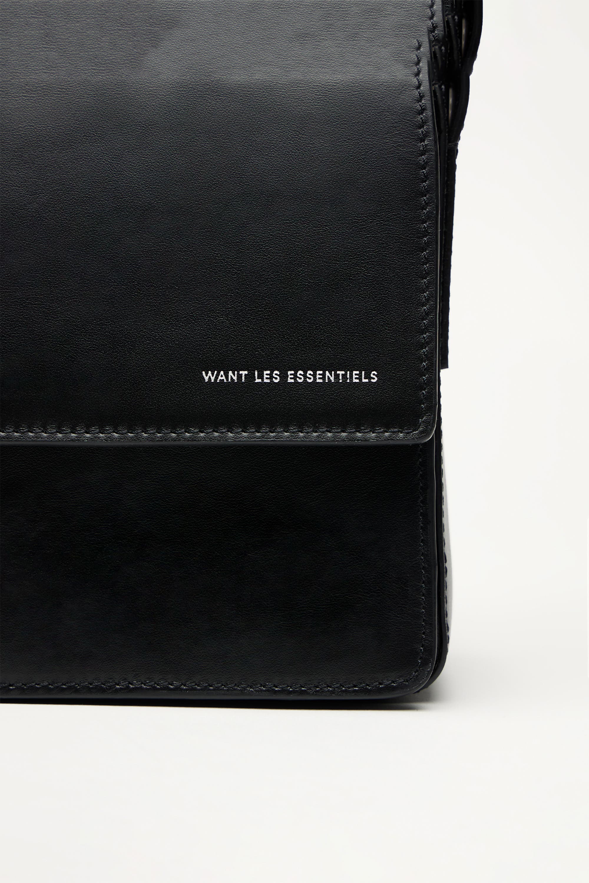 Want Les Essentiels Arch Smooth Leather Crossbody Bag, Alternate, color, Black