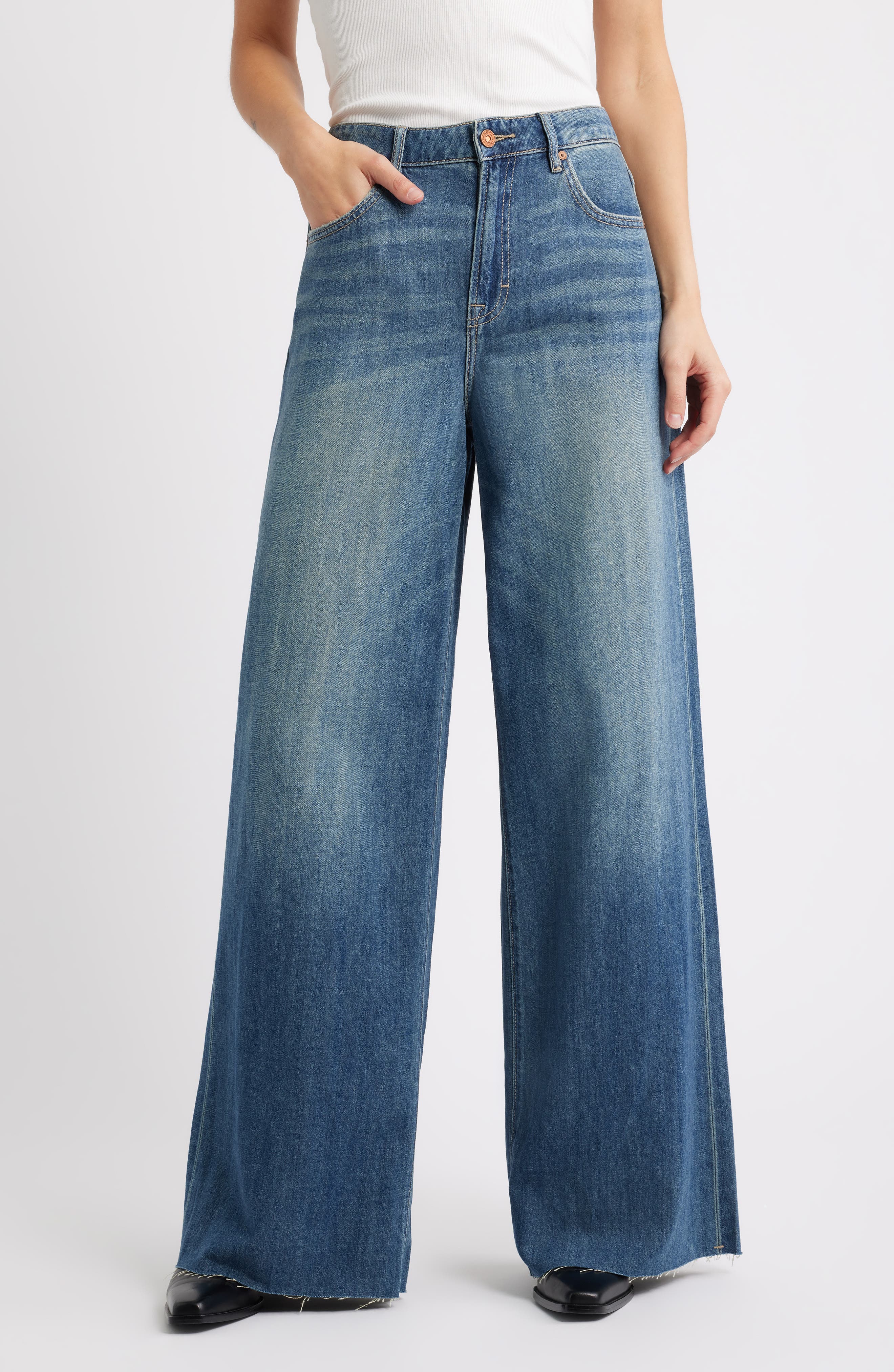 HIDDEN JEANS Raw Hem High Waist Super Wide Leg Jeans in Med.wash 