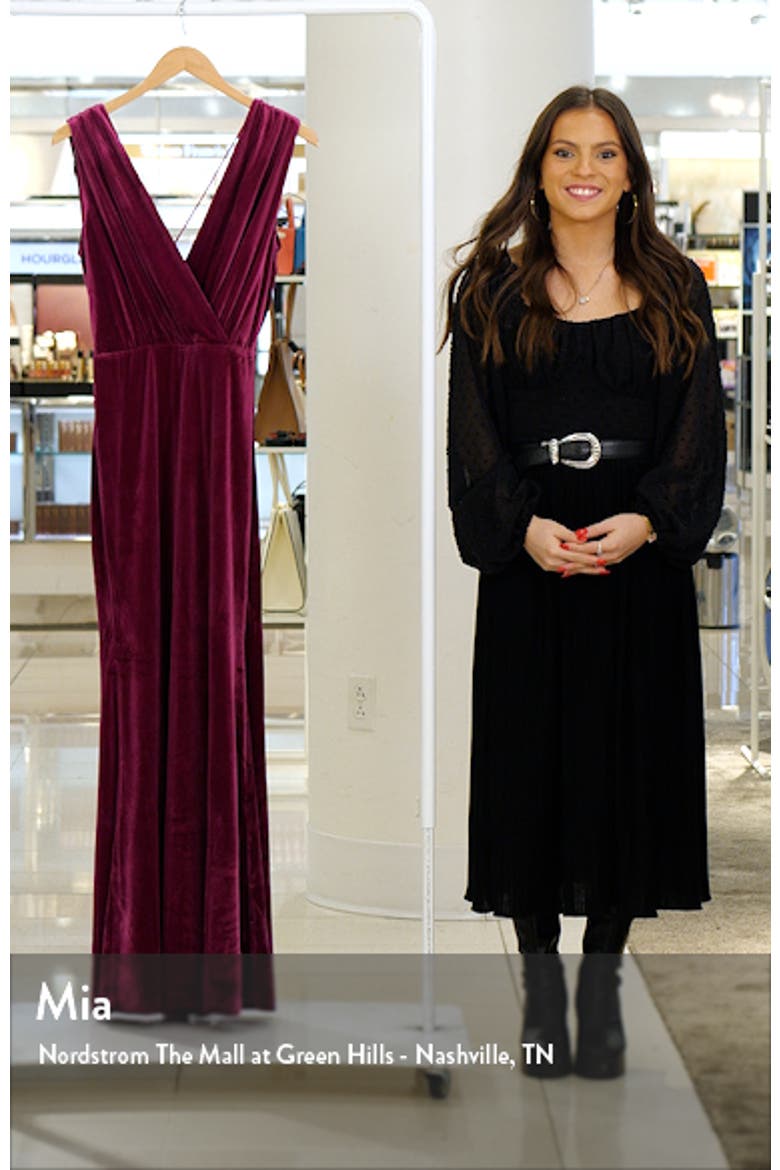 Sleevless Velvet Trumpet Gown video