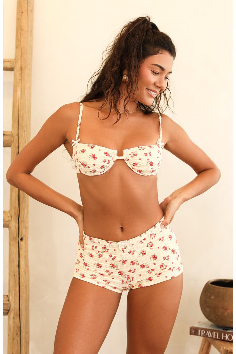 Luisa Short, Main, color, Rosa Rojas