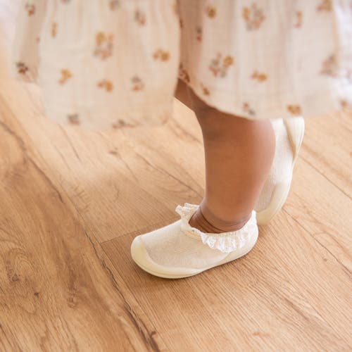 Komuello Toddler Girl Sock Shoes Flat Style In Sweet Latte Lace