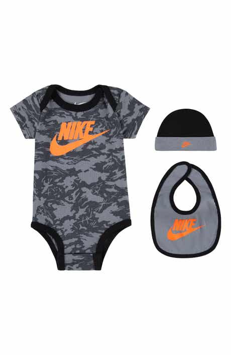 Nike Camo Bodysuit, Beanie & Bib Boxed Set
