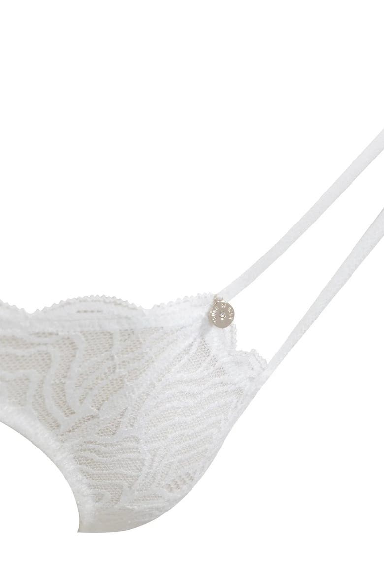 Béatrice Thong, Alternate, color, White