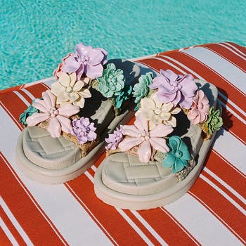 フラットシューズ Flower Embellished Sandals Galactic Flower 95 embellished sandals in silver - Aquazzura