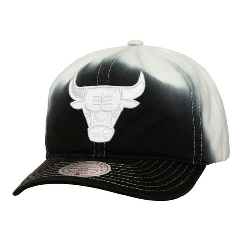 Men's Mitchell & Ness  Black/White Chicago Bulls Dip Dye Pro Crown Adjustable Hat