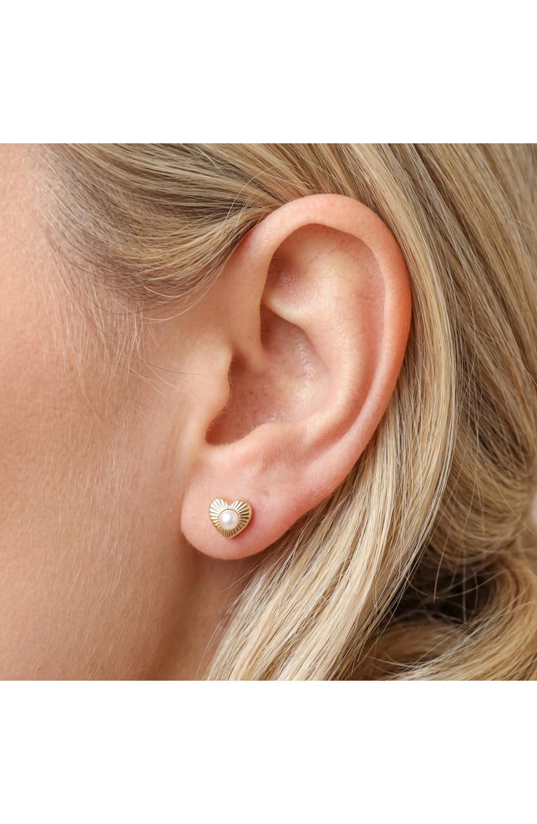 The Lovery Fine Jewelry Fluted Pearl Heart Screw Back Stud Earrings, Alternate, color, Gold