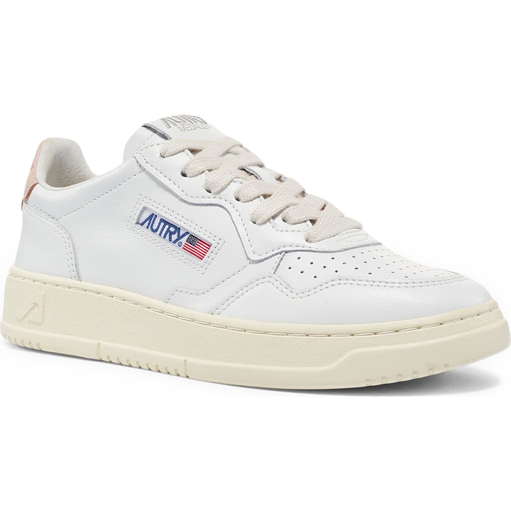 Autry Low Medalist Sneakers In White Leather E Powder E Suede Beige