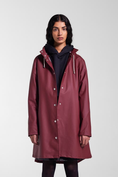 Stutterheim Mosebacke Hooded Long Sleeve Raincoat In Burgundy