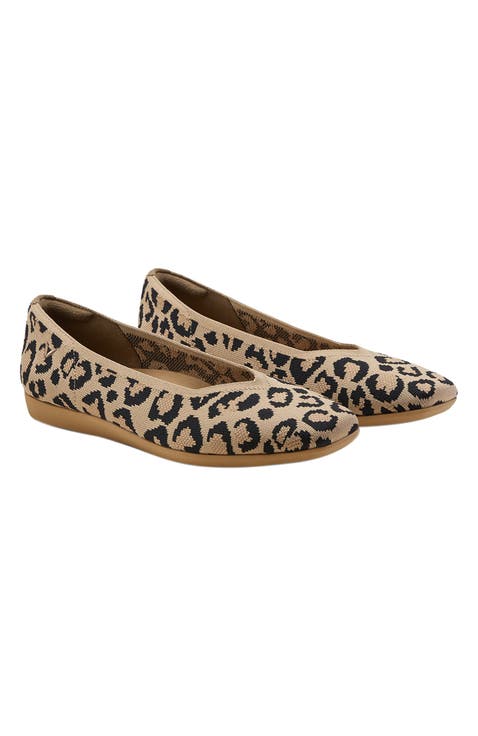 Margot Walker Lightweight Square-Toe V-Cut Flats