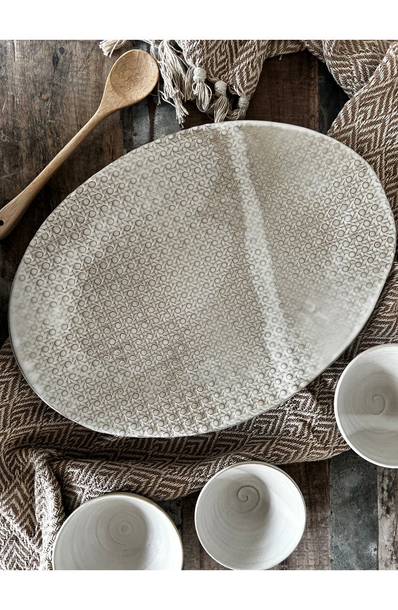 Gina de Santis Ceramics Sandalwood Caned Statement Platter, Alternate, color, Sand