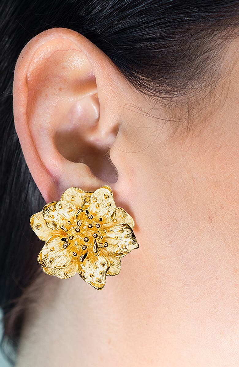Kenneth Jay Lane Dogwood Flower Earrings, Alternate, color, Gold