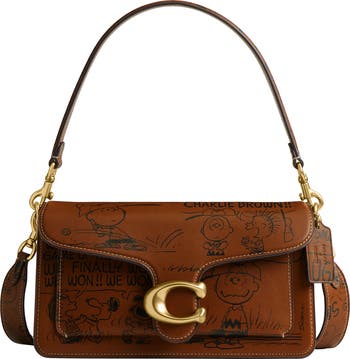 可愛い★【COACH】x Peanuts Newspaper Print ショルダーバッグ COACH x Peanuts Tabby 26 Newspaper Print Shoulder Bag