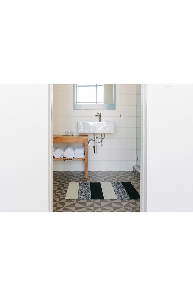 Chilewich Marble Stripe Indoor/Outdoor Utility Mat, Alternate, color, Salt And Pepper