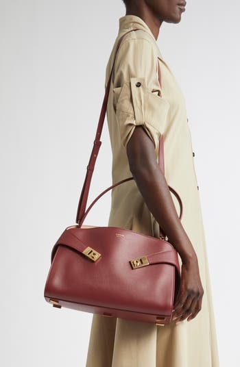 【Ferragamo】ハグ ジップ スモールショルダーバッグ ブラウン FERRAGAMO Small Hug Leather Shoulder Bag | Nordstrom