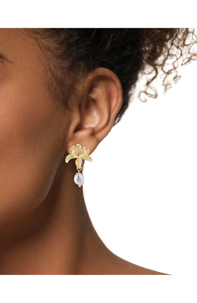 JARDIN Fresh Water Pearl Flower Earrings, Alternate, color, White/ Gold