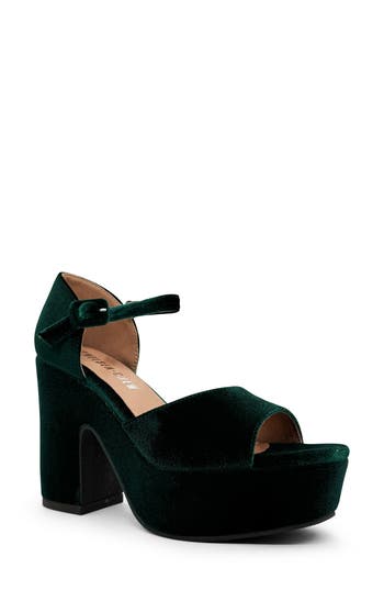 Chelsea Crew Quill Sandal In Green Velvet