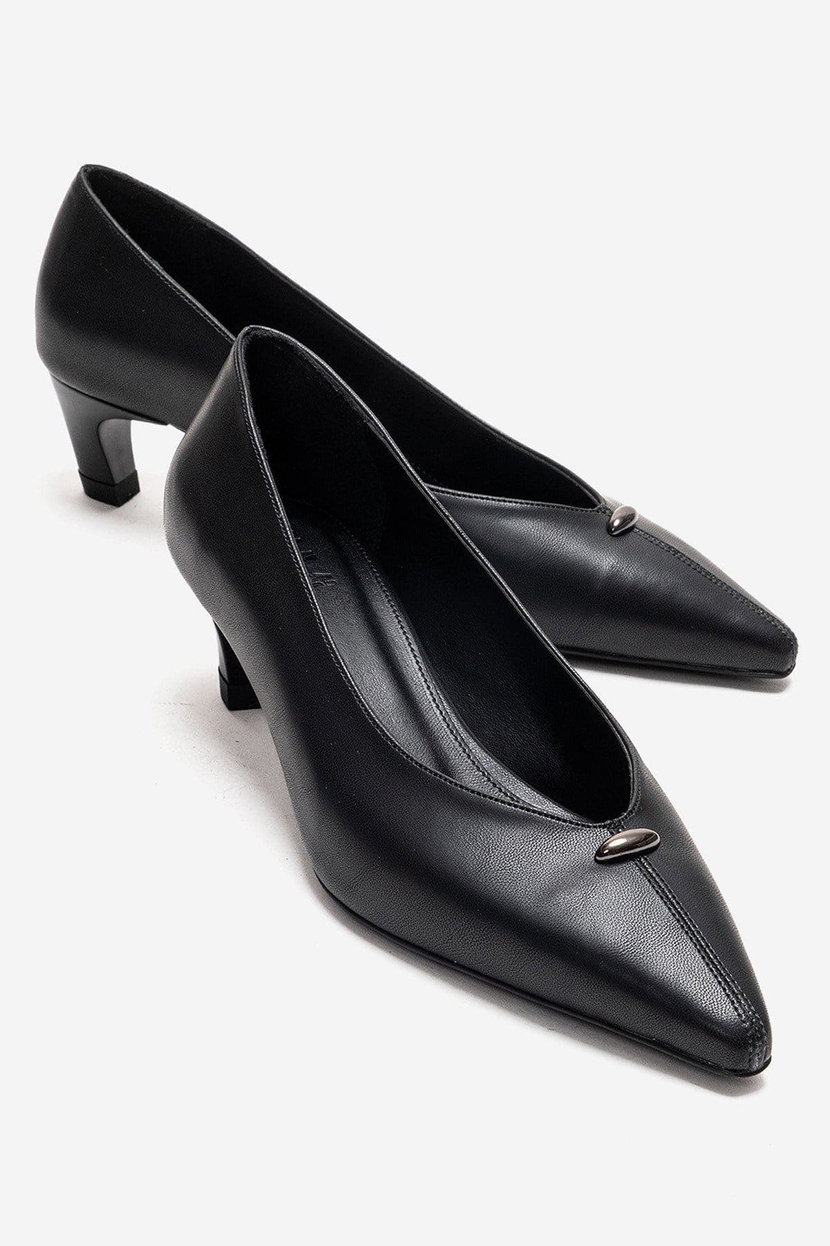 Prologue Shoes Versay Pointed Toe Kitten Heel Pump, Main, color, Black