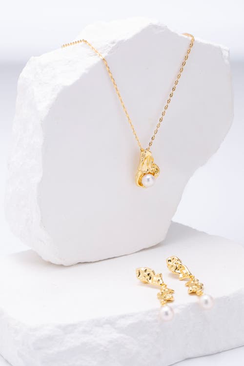 Classicharms Nyla Molten Freshwater Pearl Pendant Necklace In Gold