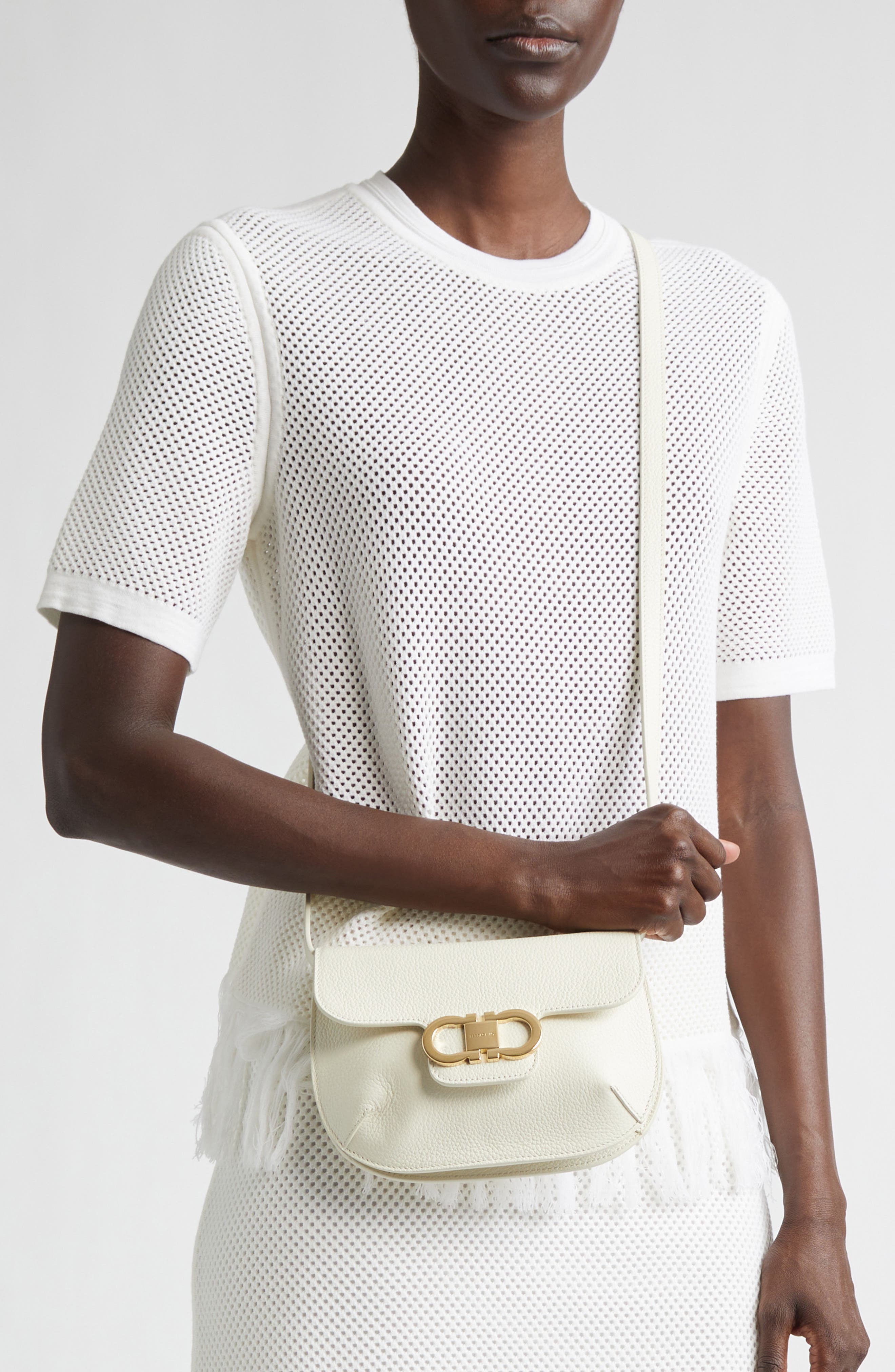 Женские сумки FERRAGAMO Lizzy Double Gancio Leather Crossbody Bag — фото 3