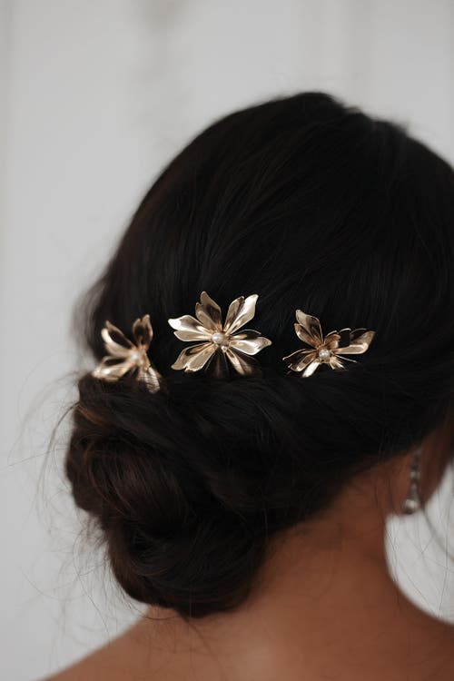 Untamed Petals Comet Pearl Pins In Gold