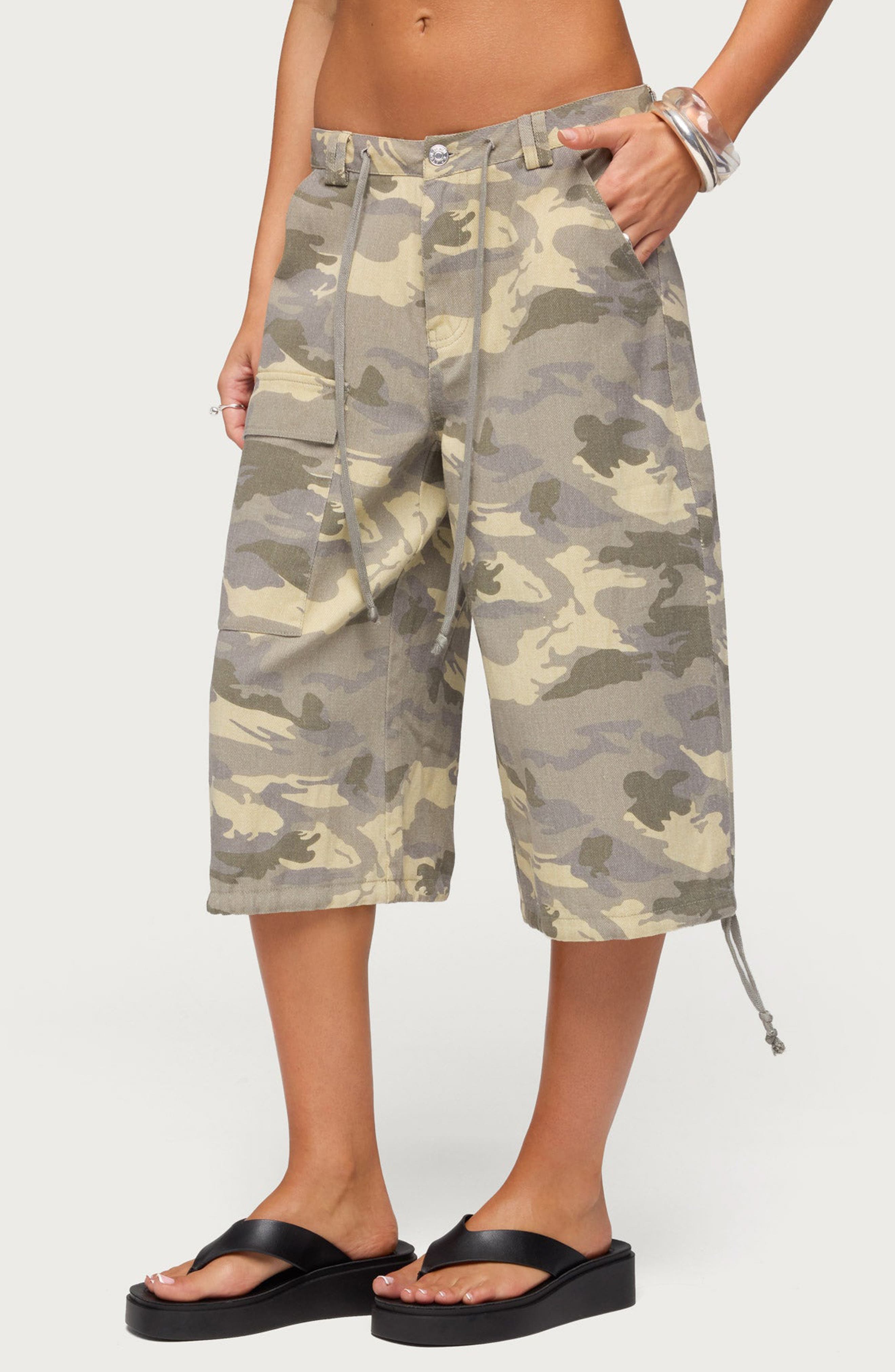 Женские шорты EDIKTED Camo Low Rise Cargo Bermuda Shorts — фото 3