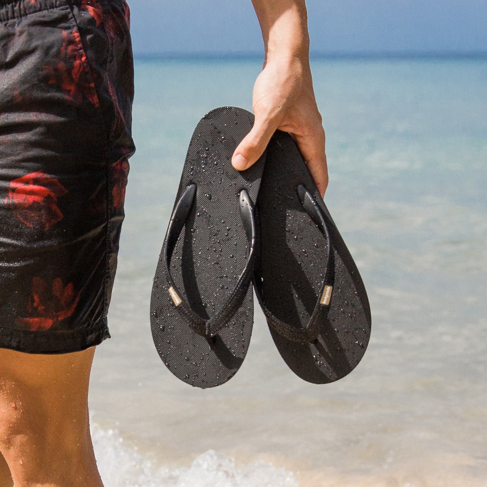 Feelgoodz Mens Classicz Core Natural Rubber Flip Flop Thong Sandals, Alternate, color, Night