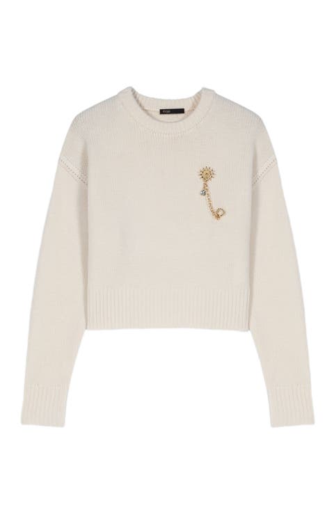 Sweater with floral brooch