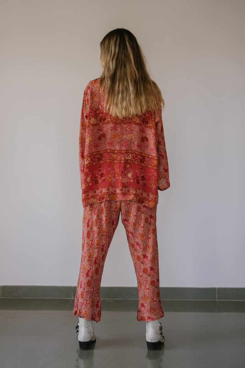 The Set Foxy, Alternate, color, Rose Floral