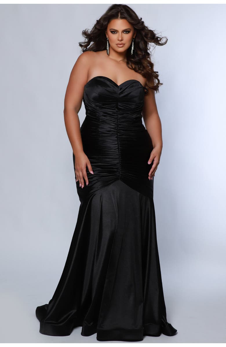 Sydney's Closet Fitted Strapless Sweetheart Neckline Plus Size Evening Gown, Main, color, Black