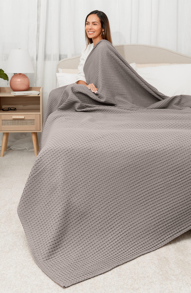 Comfy Cubs Adult Waffle Blanket, Alternate, color, Charcoal