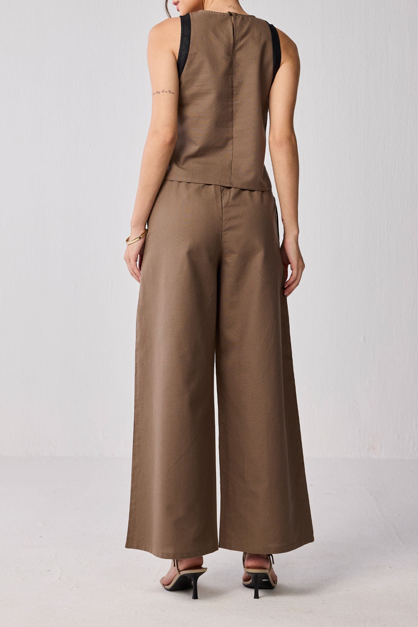 Matching Set with Wide-Leg Pants and Colorblock Top - image 2