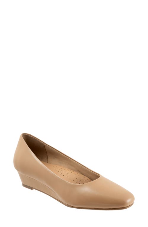Trotters Denisse Wedge Pump In Gold