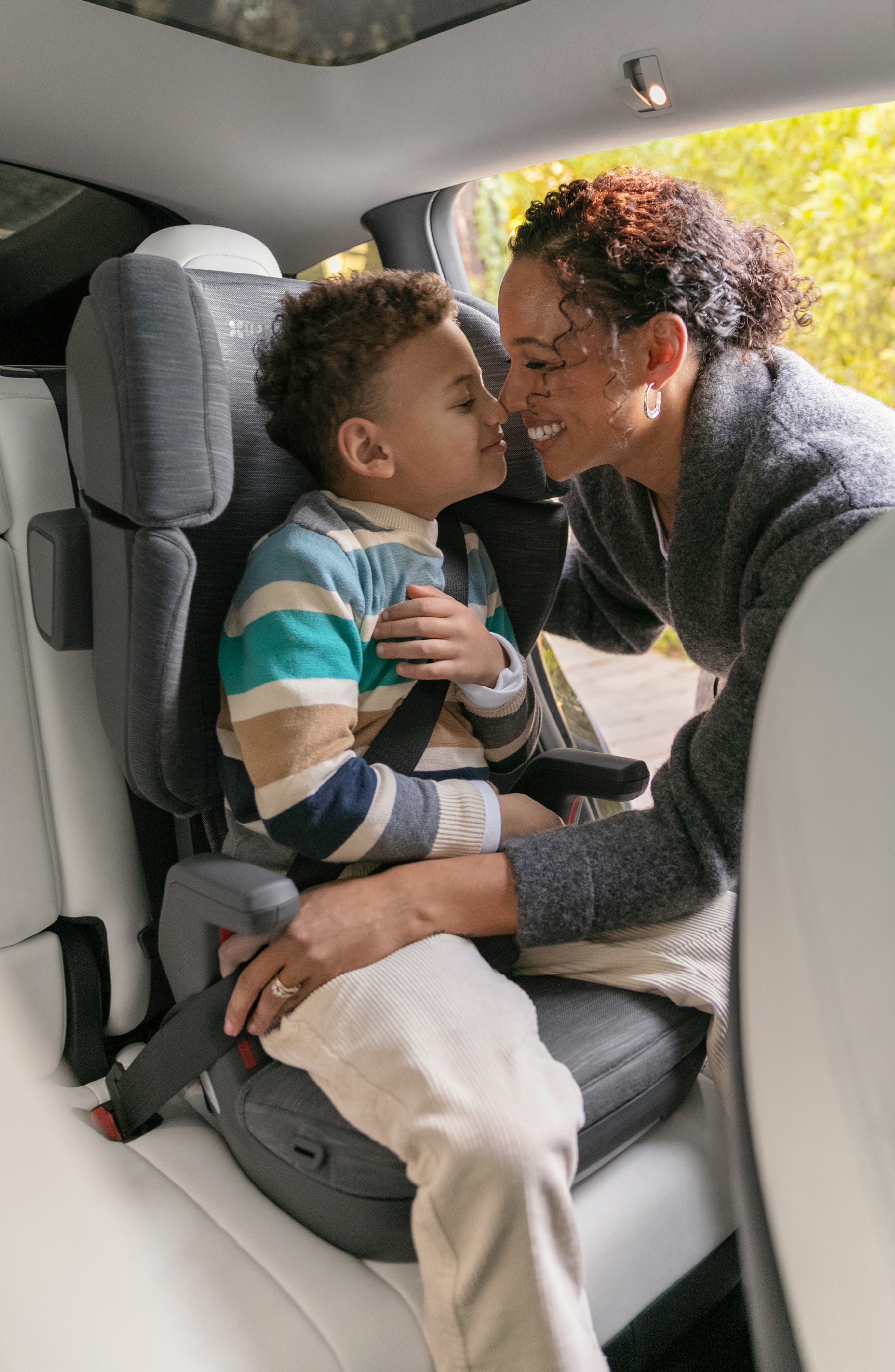 how much does uppababy mesa weight Vista V2 Stroller Bundle With Max Infant Car Seat color_charcoal Color:Black/Charcoal Buckle Closure Clear Cover Travel system compatible with