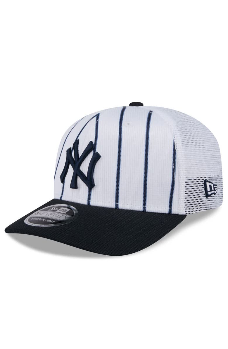 New Era Men's New Era  White/Navy New York Yankees 2025 Spring Training 9SEVENTY Stretch-Snap Trucker Hat, Main, color, 