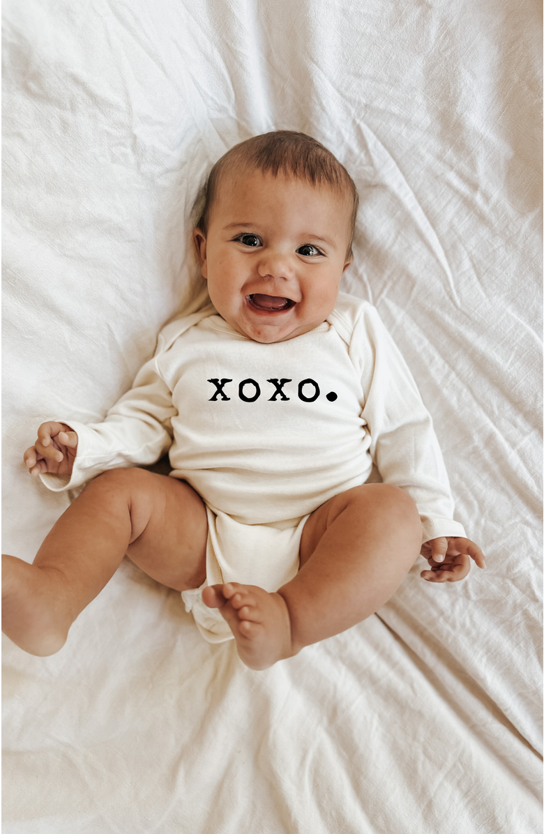 Tenth & Pine Hugs & Kisses Gender Inclusive Organic Baby Bodysuit Long Sleeve, Alternate, color, Natural Black Lettering