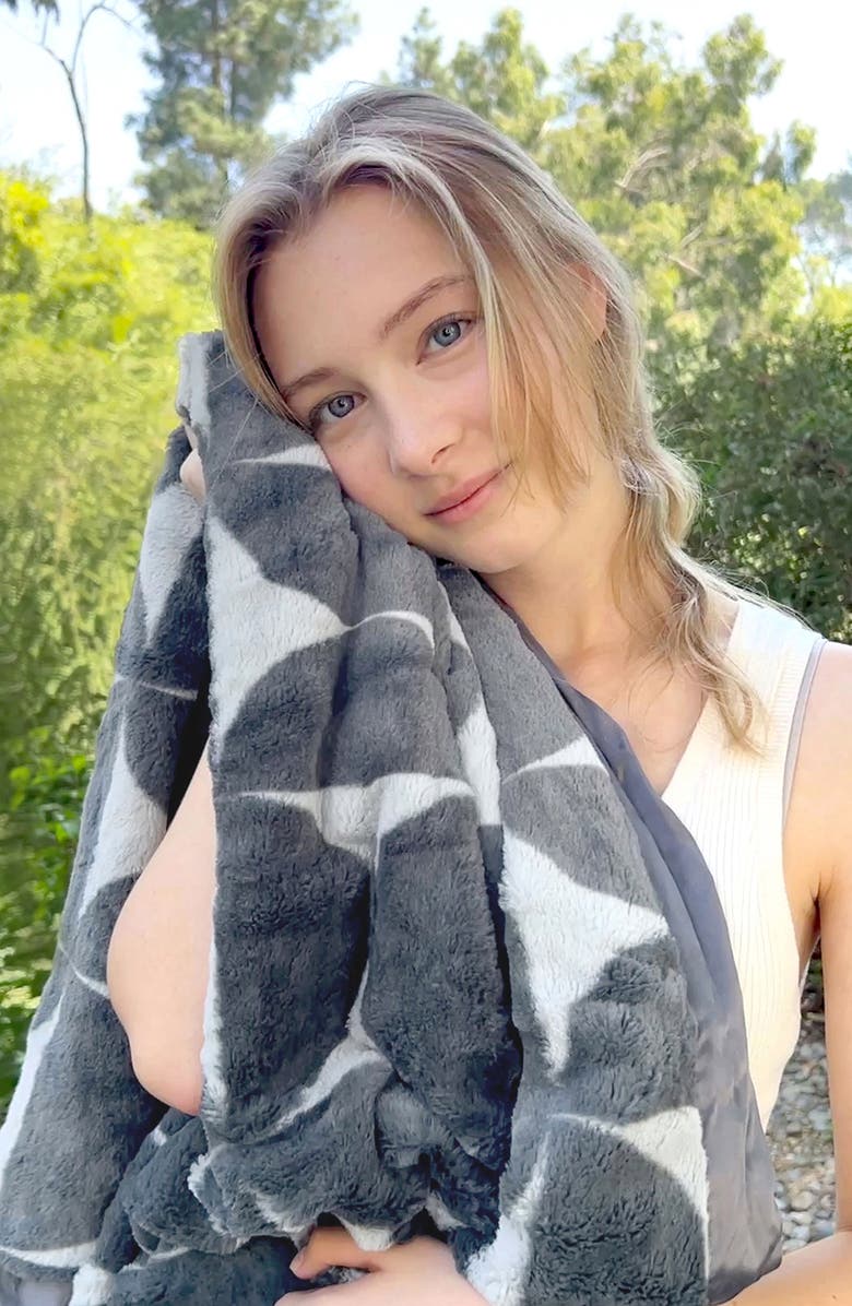Little Giraffe Half Moon Print Throw Blanket, Alternate, color, Charcoal