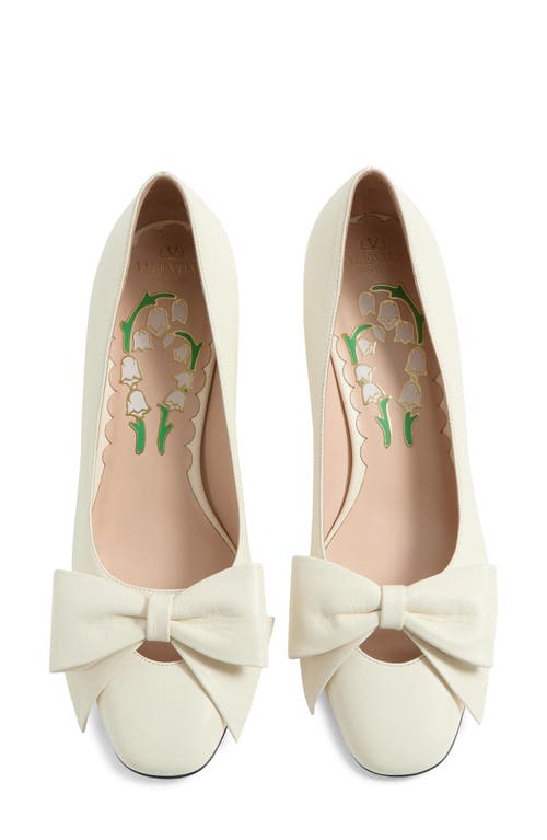 Shop Valentino Garavani Bowow Pump In Ivory