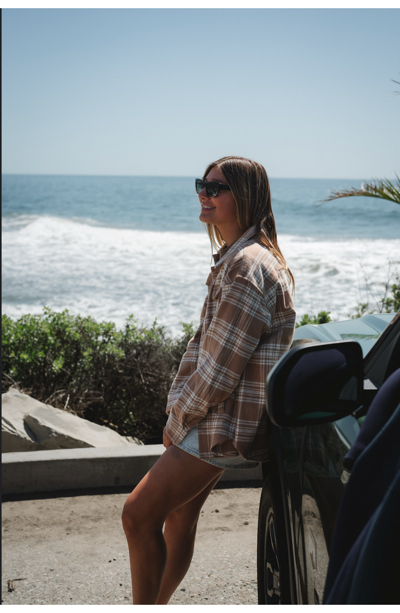 ARIKO Gender Inclusive Bucky Split Hem Shirt Jacket, Alternate, color, White-Beige-Plaid