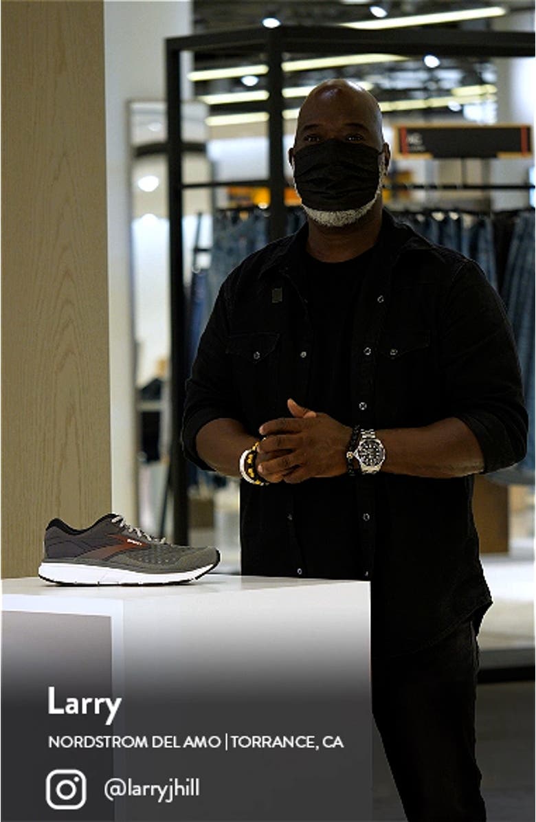 Dyad 11 Running Shoe, sales video thumbnail