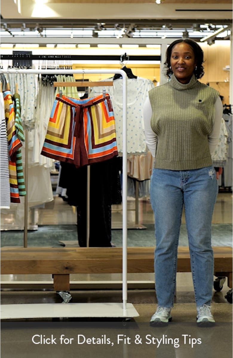 Delfine Shorts, sales video thumbnail