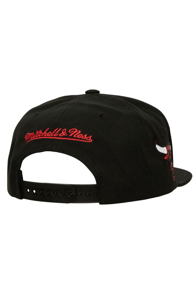 Mitchell & Ness Men's Mitchell & Ness White/Black Chicago Bulls Retro Sport Color Block Script Snapback Hat, Alternate, color,