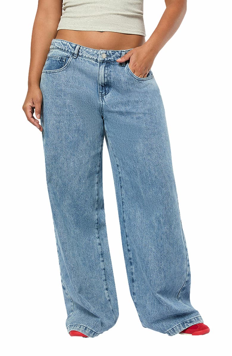 WeWoreWhat Relaxed Low Rise Baggy Pant, Alternate, color, Mid Wash