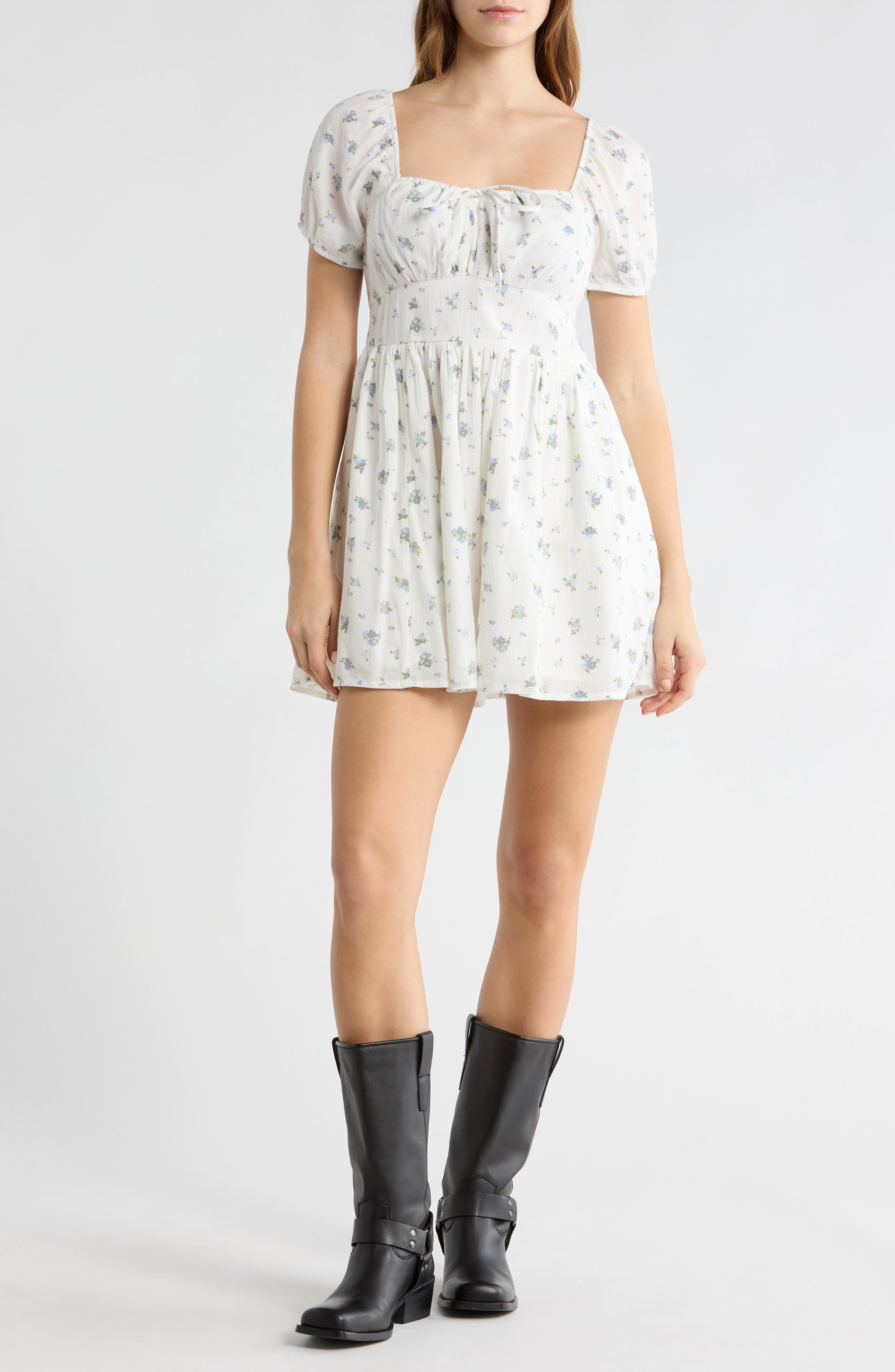 WHITE- BLUE POM FLORAL