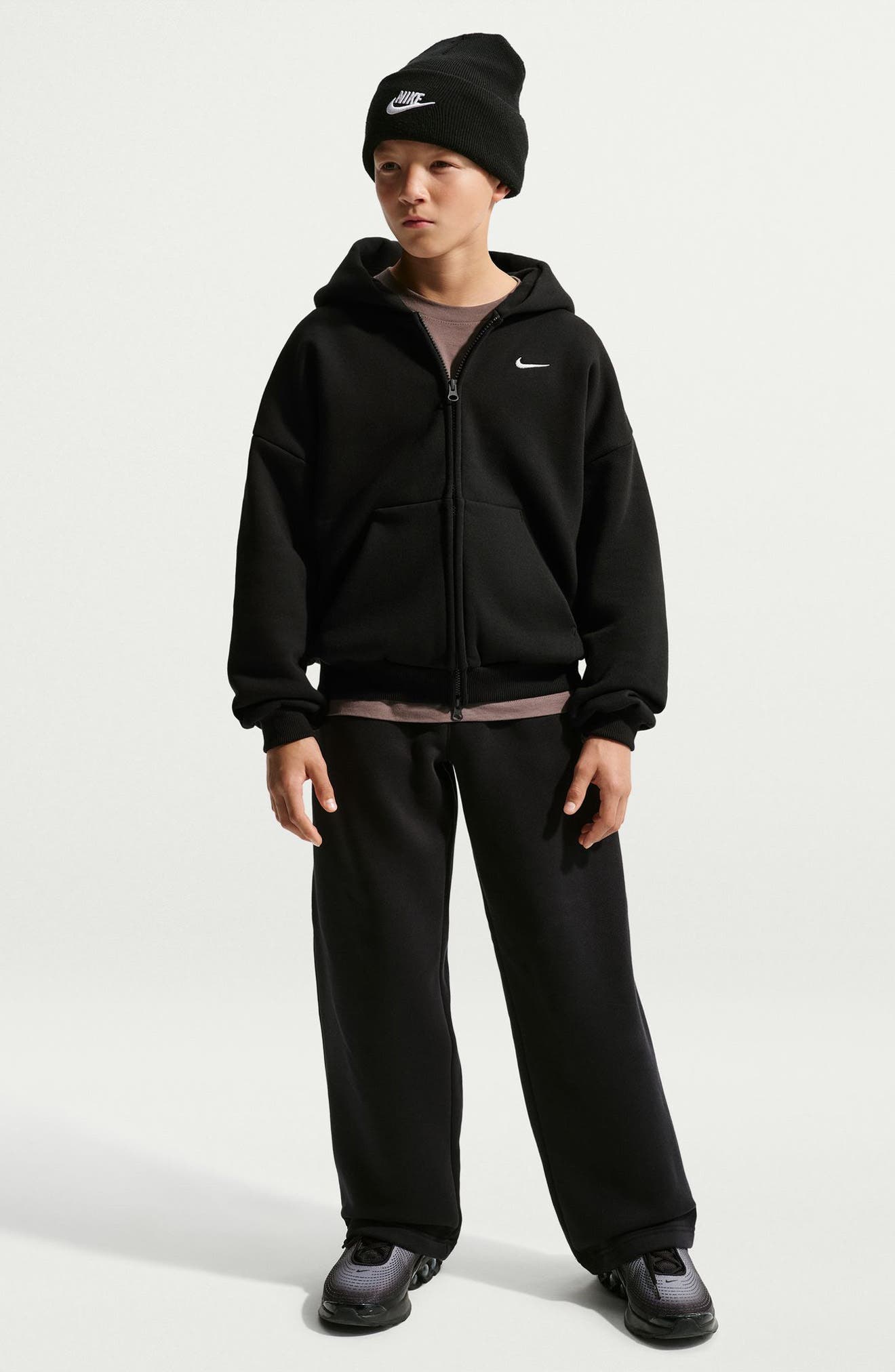 selected TOTAL BLACK/ SAIL