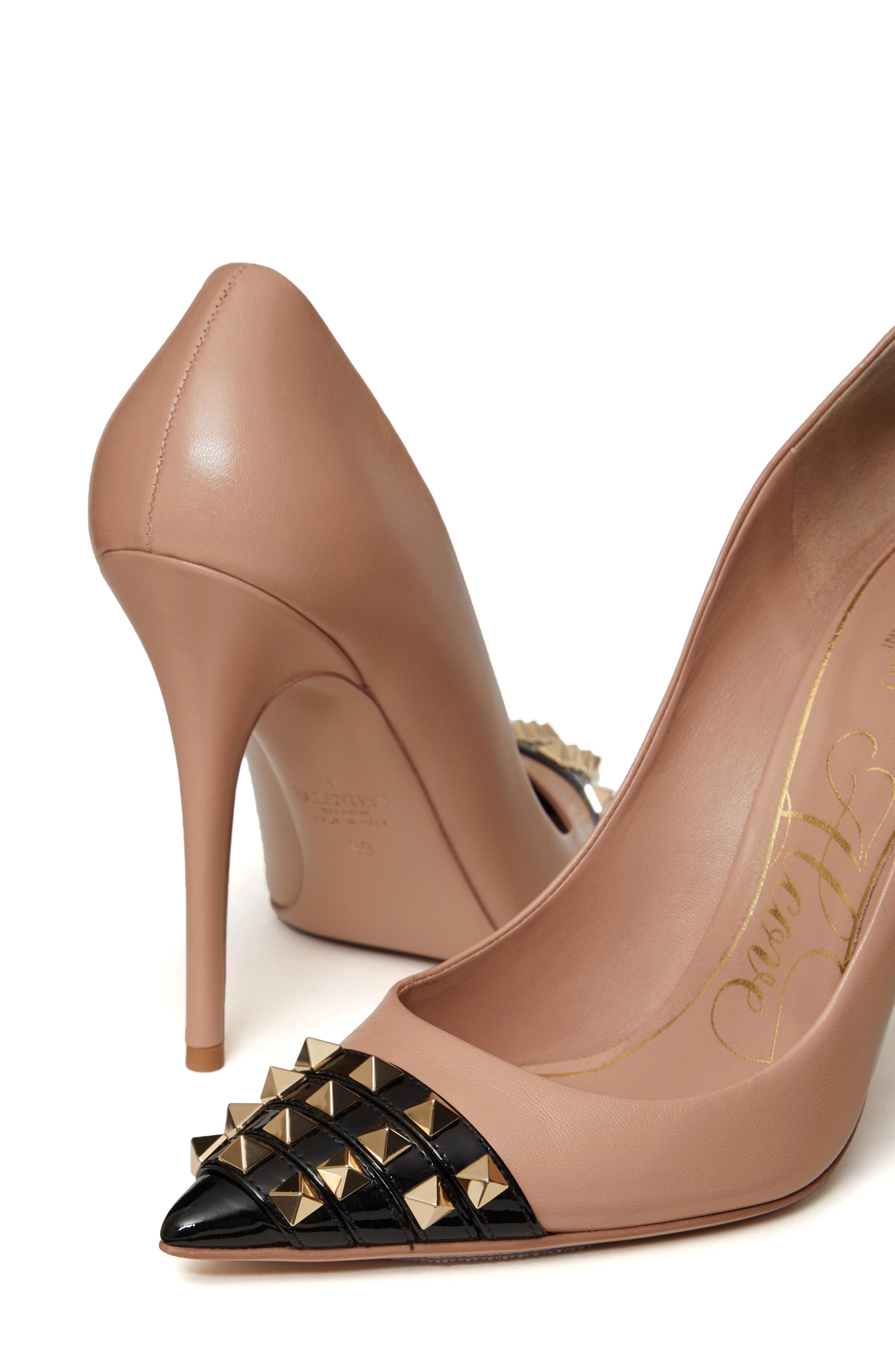 rockstud pointed toe pump