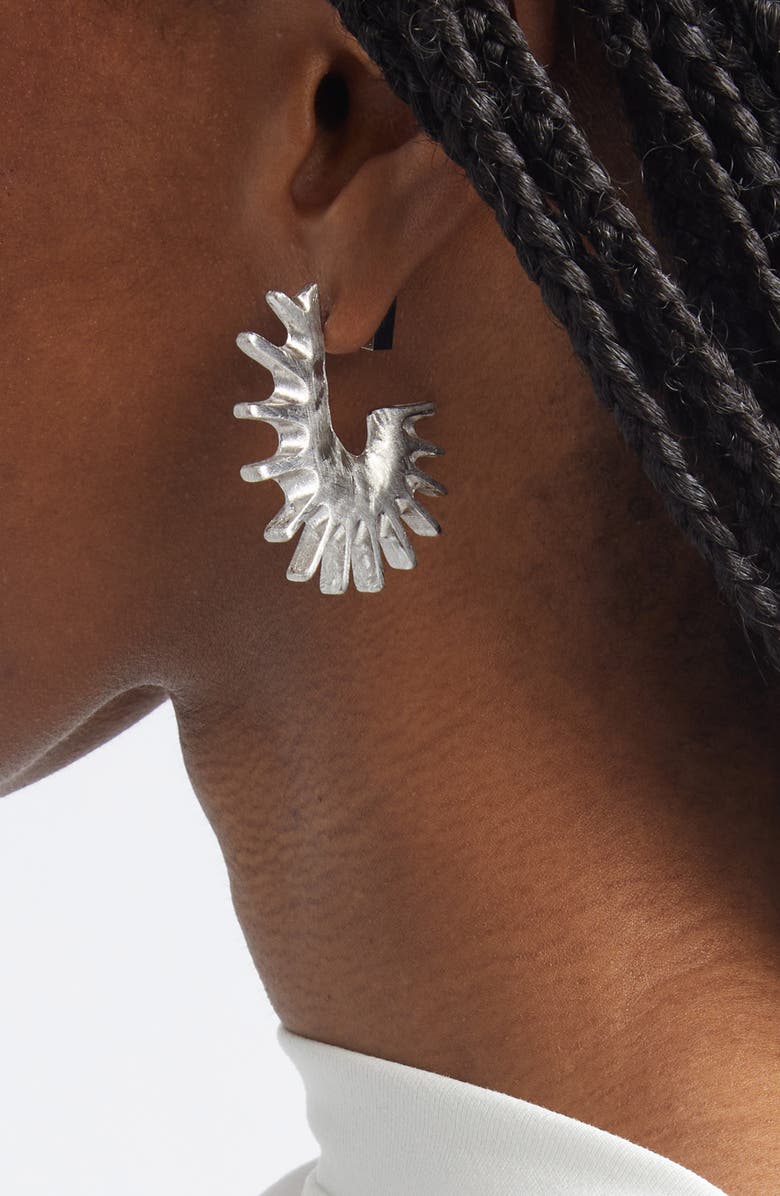 Jacquemus Hippocampe Hoop Earrings, Alternate, color, Silver 980
