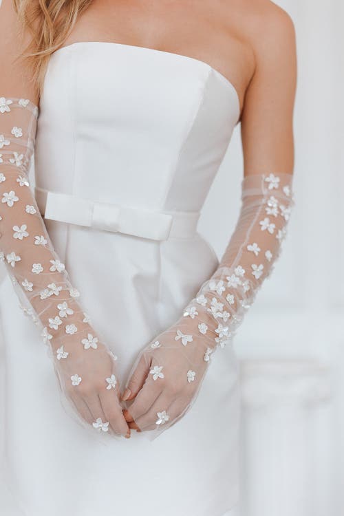 Untamed Petals Valiant Sheer Gloves In White